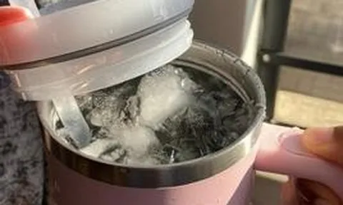 4 loại bình giữ nhiệt cần thẳng tay vứt vào sọt rác
