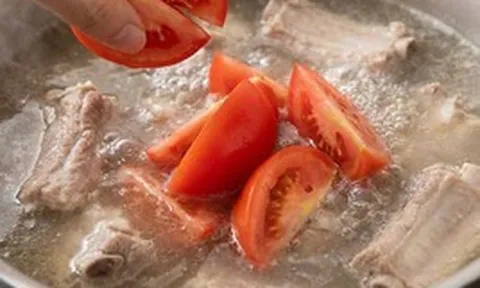 3 thói quen nấu canh sườn cần bỏ ngay