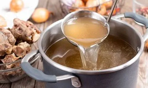 Lý do không nên cho muối ngay từ đầu khi hầm xương