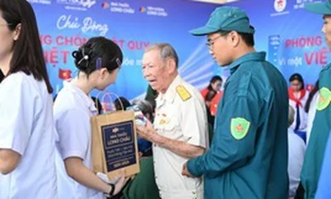 Long Châu đến Côn Đảo, mang dịch vụ chăm sóc sức khỏe tới người dân đảo xa