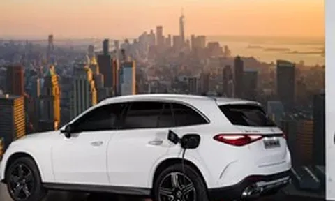 Xe Mercedes bán chạy nhất Việt Nam thêm bản hybrid, giảm giá bản xăng