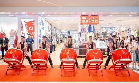 Hàng trăm khách hàng xếp hàng dài trước cửa hàng UNIQLO Hanoi Centre