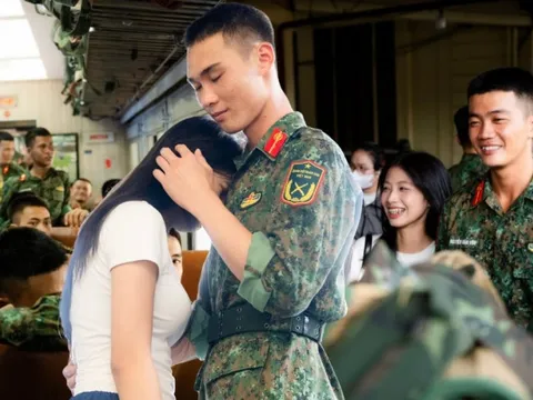 Cảnh tượng đặc biệt tại ga Hà Nội sáng 3/9: Người dân bịn rịn chia tay cán bộ, chiến sĩ miền Nam sau khi hoàn thành nhiệm vụ A80