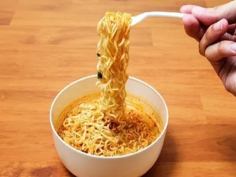 Cứ ăn mì gói theo kiểu này, người đàn ông 40 tuổi suýt mất mạng