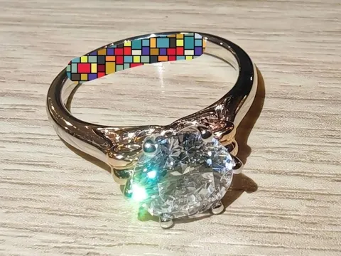 Nhặt được chiếc nhẫn trị giá 669 triệu đồng, cô gái có hành động bất ngờ