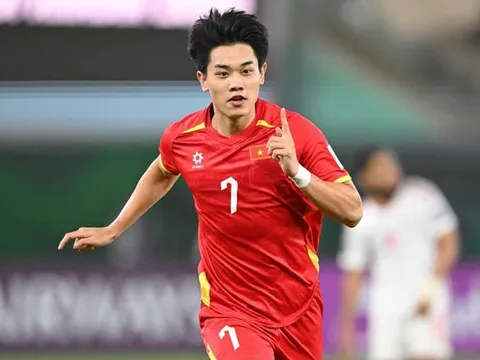 Cú "nhổ giò" thoát còi của cầu thủ Đình Bắc từ 1m50 cao lên 1m80