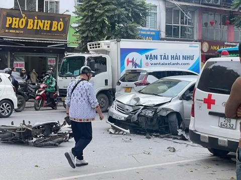Ô tô con tông liên hoàn trên phố Hà Nội, 3 người bị thương