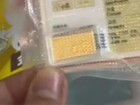 Đói bụng mua mì ăn, cô gái sốc nặng khi thấy vàng thật bên trong