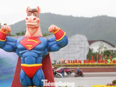 Ngựa 'mặt cộc' cầm iPhone 17, ngựa 'Superman' gây sốt