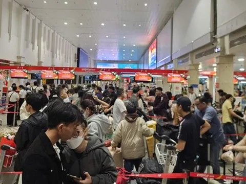 VIDEO: Ngày 12-2, khách ùn ùn tới sân bay Tân Sơn Nhất để về quê dịp Tết