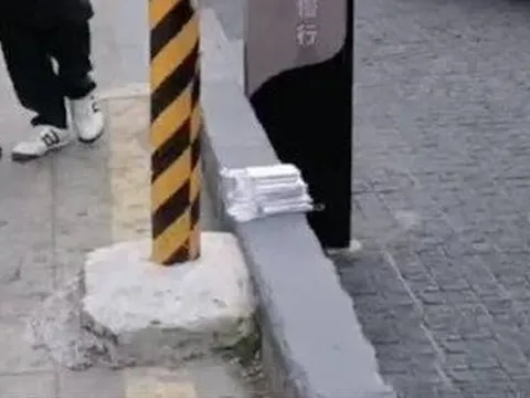 Phát hiện 7 thỏi bạc trị giá 563 triệu đồng bỏ bên đường