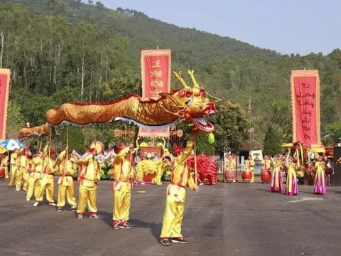 SÔI ĐỘNG MÙA LỄ HỘI: Du xuân xứ Nghệ