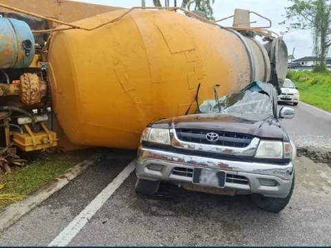 Xe trộn xi măng lật nghiêng, đè bẹp xe ô tô khiến tài xế tử vong
