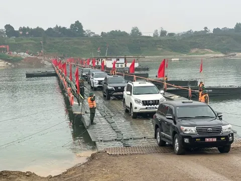 Thông xe cầu phao Đoan Hùng bắc qua sông Lô, phục vụ người dân đi lại dịp Tết