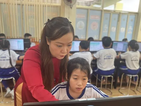 Nhà giáo dục số cùng học sinh tiếp cận công nghệ thế giới