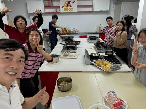 Thầy hiệu trưởng vào bếp nấu ăn, đón giao thừa cùng sinh viên