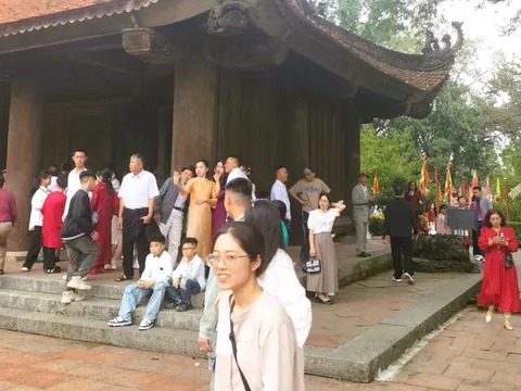 Khách du lịch tấp nập đến các điểm du lịch nổi tiếng ở Thanh Hóa du Xuân