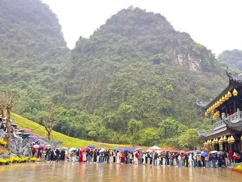 Khách đổ về Ninh Bình du Xuân, nhiều điểm du lịch quá tải