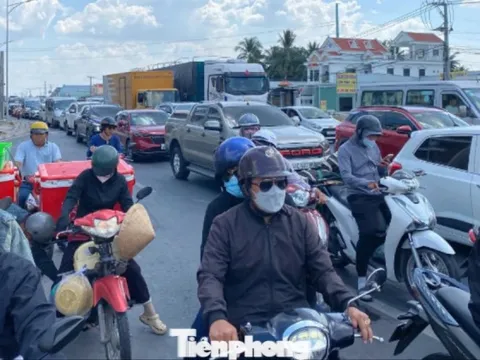 Người dân ùn ùn quay trở lại TPHCM chiều mùng 4 Tết, quốc lộ, cao tốc chật kín phương tiện