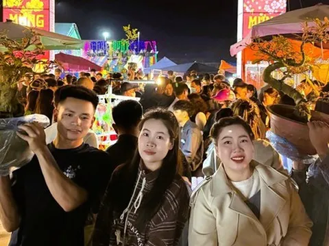 "Biển" người ùn ùn đổ về Ninh Bình đi chợ "mua may, bán rủi" lúc nửa đêm