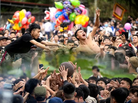 Hàng trăm thanh niên trai tráng lao vào tranh phết Hiền Quan cầu may, khung cảnh đông nghẹt khiến ai nhìn cũng “nín thở”