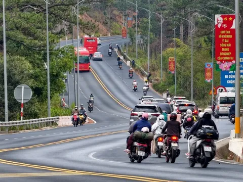 Du khách thong thả rời Đà Lạt sau kỳ nghỉ Tết Nguyên đán