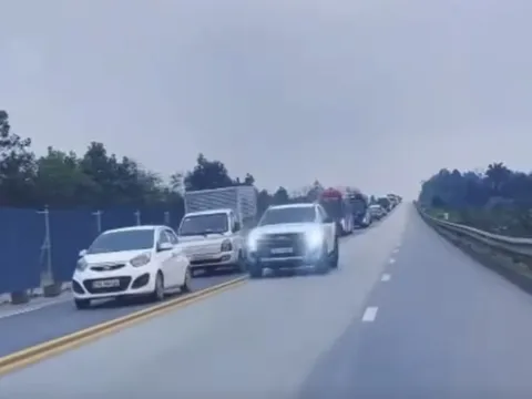 Tài xế xe bán tải lấn làn ngược chiều trên cao tốc bị phạt 5 triệu đồng