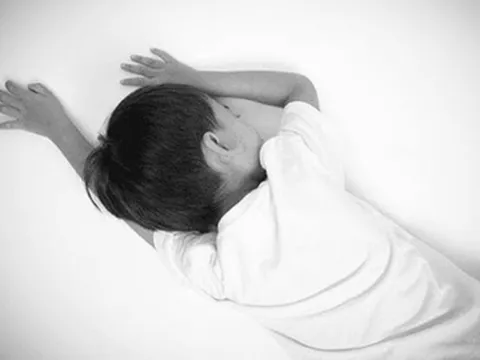 Bé trai 4 tuổi tử vong sau khi uống thứ nước "vạn người mê", camera giám sát ghi lại cảnh tượng đau lòng