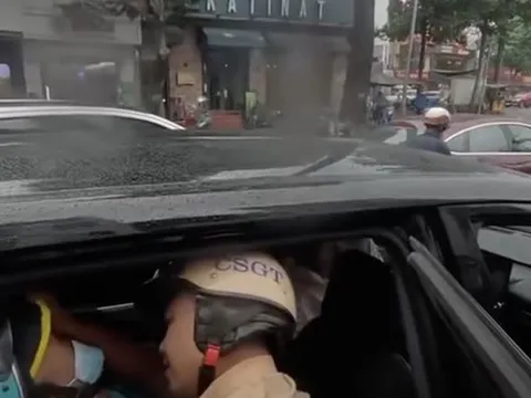 Cảnh sát "đội mưa" dẫn đường, tài xế xe ôm ở TPHCM qua cơn nguy kịch