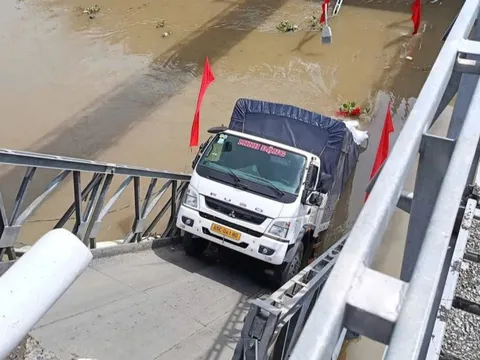 Xe tải chở gạo làm sập cầu ở Cần Thơ