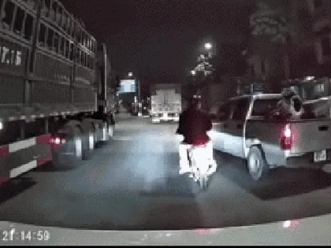 Ô tô chèn ép làm xe máy chở trẻ em ngã ra đường, sát gầm xe tải: Công an vào cuộc