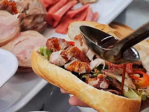 17 người ngộ độc thực phẩm sau khi ăn bánh mì