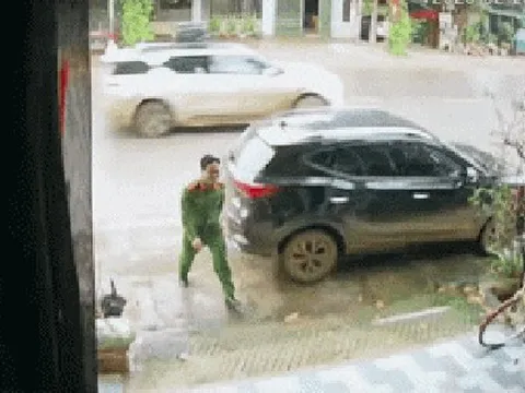 Clip 23 giây trước cửa nhà của chiến sĩ Công an và 2 con nhỏ gây chú ý đặc biệt
