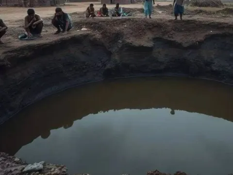 Bé gái bị đuối nước, 5 người nhảy xuống cứu, tất cả đều tử vong