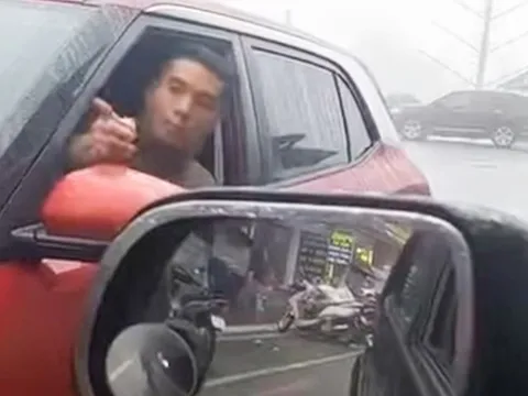 Ô tô 22A-240.09 đi ngược chiều, tài xế không nhường đường còn thách thức 'đỗ cả ngày'