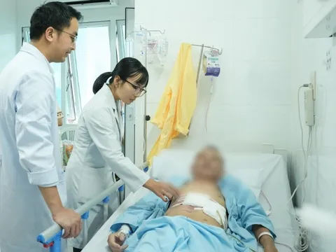 Tự uống thuốc đau bụng, người đàn ông bị thủng dạ dày, ngưng tim trên bàn mổ