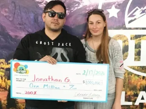 Mua vé số để “xả xui”, người đàn ông trúng giải độc đắc 1 triệu USD