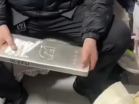 Đang chơi, bé gái 5 tuổi được người đàn ông tặng "quà lạ" hơn 1 tỷ đồng và cái kết bất ngờ