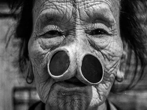 Vùng đất kỳ lạ nơi phụ nữ mê mẩm "làm đẹp" với hai chiếc lỗ kinh dị trên mũi