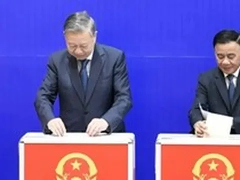 Hình ảnh Tổng Bí thư Tô Lâm cùng lãnh đạo Đảng, Nhà nước thực hiện quyền cử tri