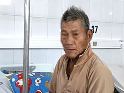 Cụ ông bị hổ mang cắn vẫn cố giữ chặt con rắn, câu chuyện phía sau khiến nhiều người nghẹn lòng