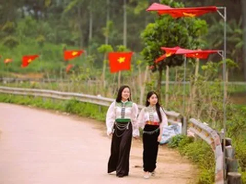 Điểm du lịch nổi tiếng ở Thanh Hóa rực rỡ cờ Tổ quốc trước ngày bầu cử