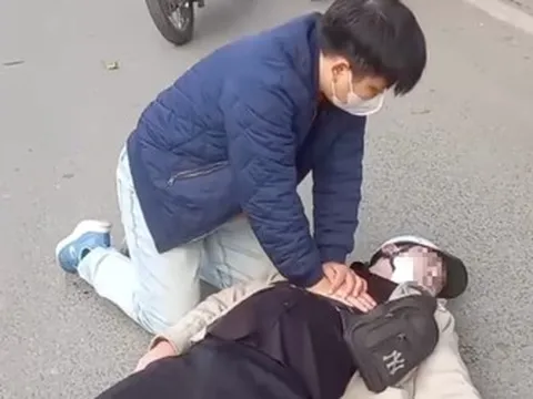 Phát hiện nạn nhân ngừng tuần hoàn bên đường, bác sĩ lập tức ép tim giành lại sự sống