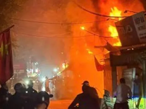 Hai vụ cháy liên tiếp trong tối 19/3 ở Hà Nội