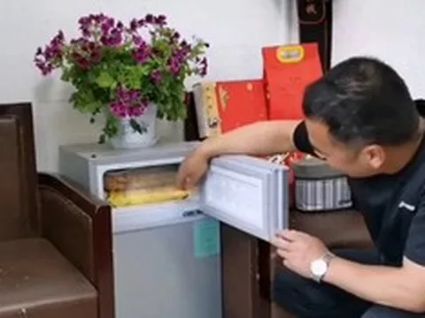 Con trai bán tủ lạnh cũ chứa tiền, vàng của mẹ cho sắt vụn và cái kết