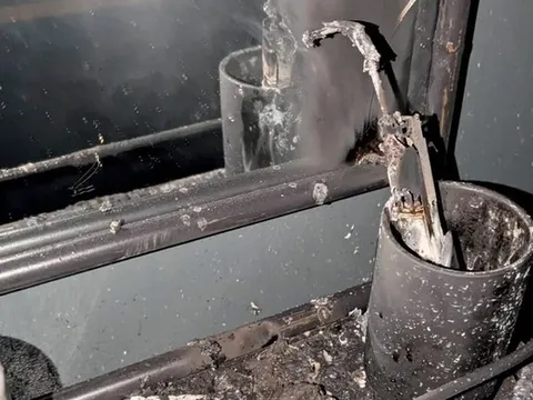 Đang ngủ say, cô gái choàng tỉnh thấy cảnh tượng "đáng sợ" ngay trong nhà