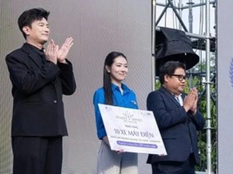 Trích tiền thưởng hơn 700 triệu đồng, nữ sinh viên mua xe máy điện tặng bạn