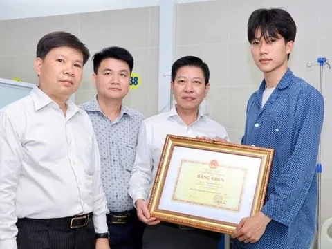 Quyền Bộ trưởng Bộ GDĐT tặng bằng khen cho nam sinh viên cứu người trong đám cháy