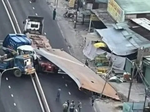 Tấm thép 10 tấn đè nát cabin, tài xế xe rác tử vong tại chỗ