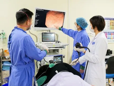 Máy nội soi phóng đại hình ảnh 150 lần giúp điều trị và phát hiện ung thư sớm đi vào hoạt động